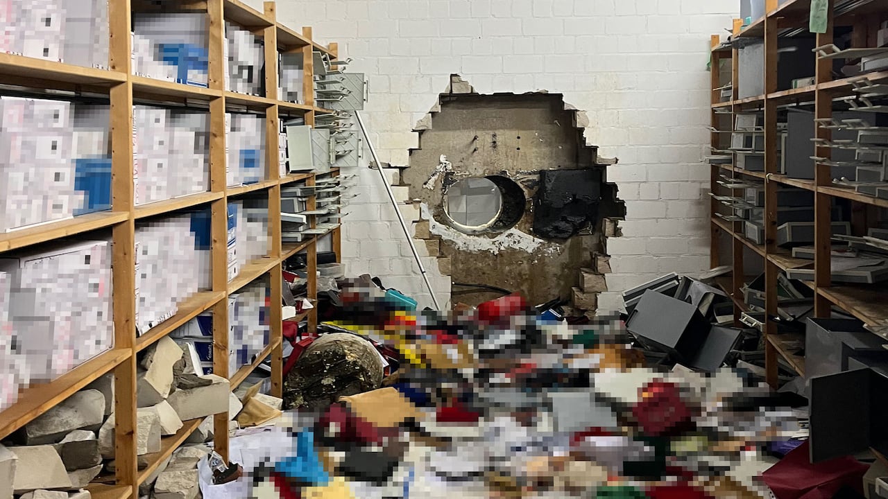 Agujero que hicieron los ladrones para cometer el robo en banco de Alemania.