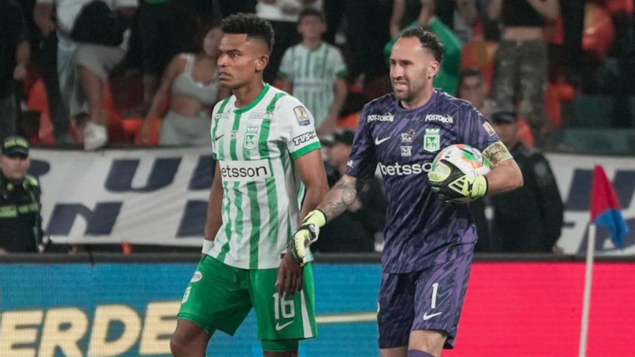 David Ospina (der.) durante un partido de Atlético Nacional.