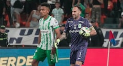 David Ospina (der.) durante un partido de Atlético Nacional.
