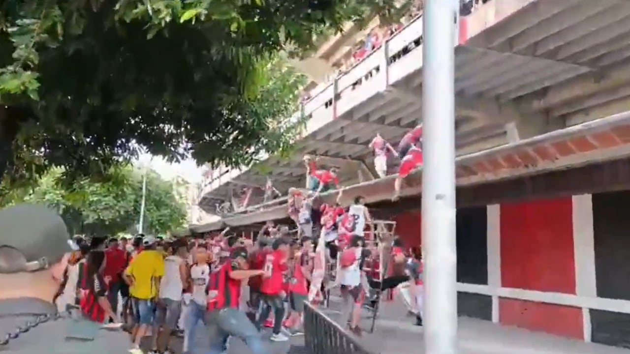 Desmanes de aficionados del Cúcuta por la eliminación del equipo.