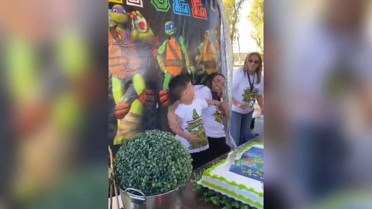 El niño le lanzó manotazos a la mujer que lo embarró con pastel.