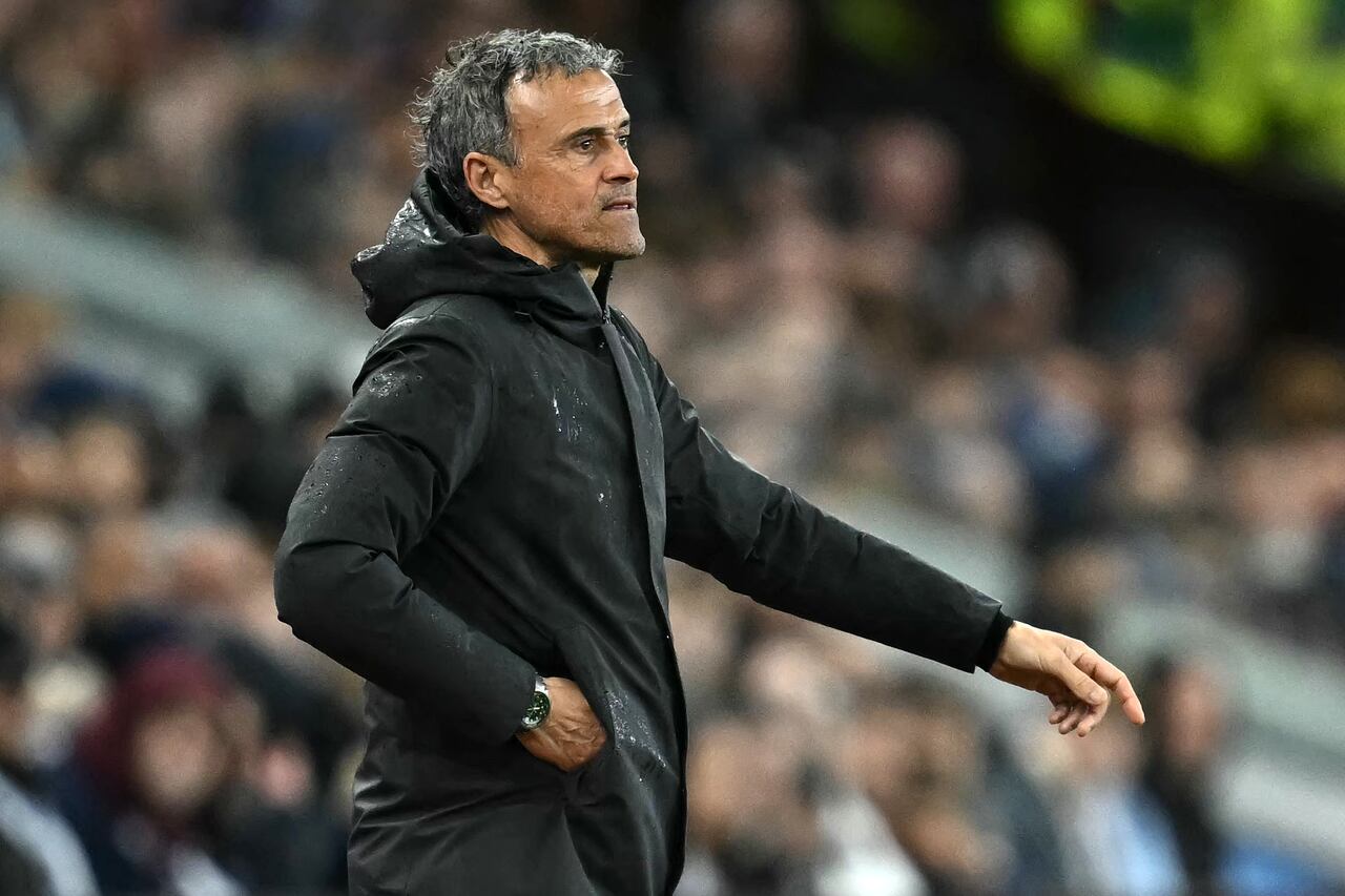 El entrenador español del Paris Saint-Germain, Luis Enrique, reacciona durante el partido de vuelta de los cuartos de final de la UEFA Champions League.