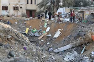 Yoav Gallant, uno de los tres integrantes del gabinete de guerra de Israel, se mantuvo firme ante el creciente coro de críticas en torno a la enorme cantidad de civiles muertos y los daños generalizados que se han registrado durante los dos meses de ataques. (AP Photo/Hatem Ali)