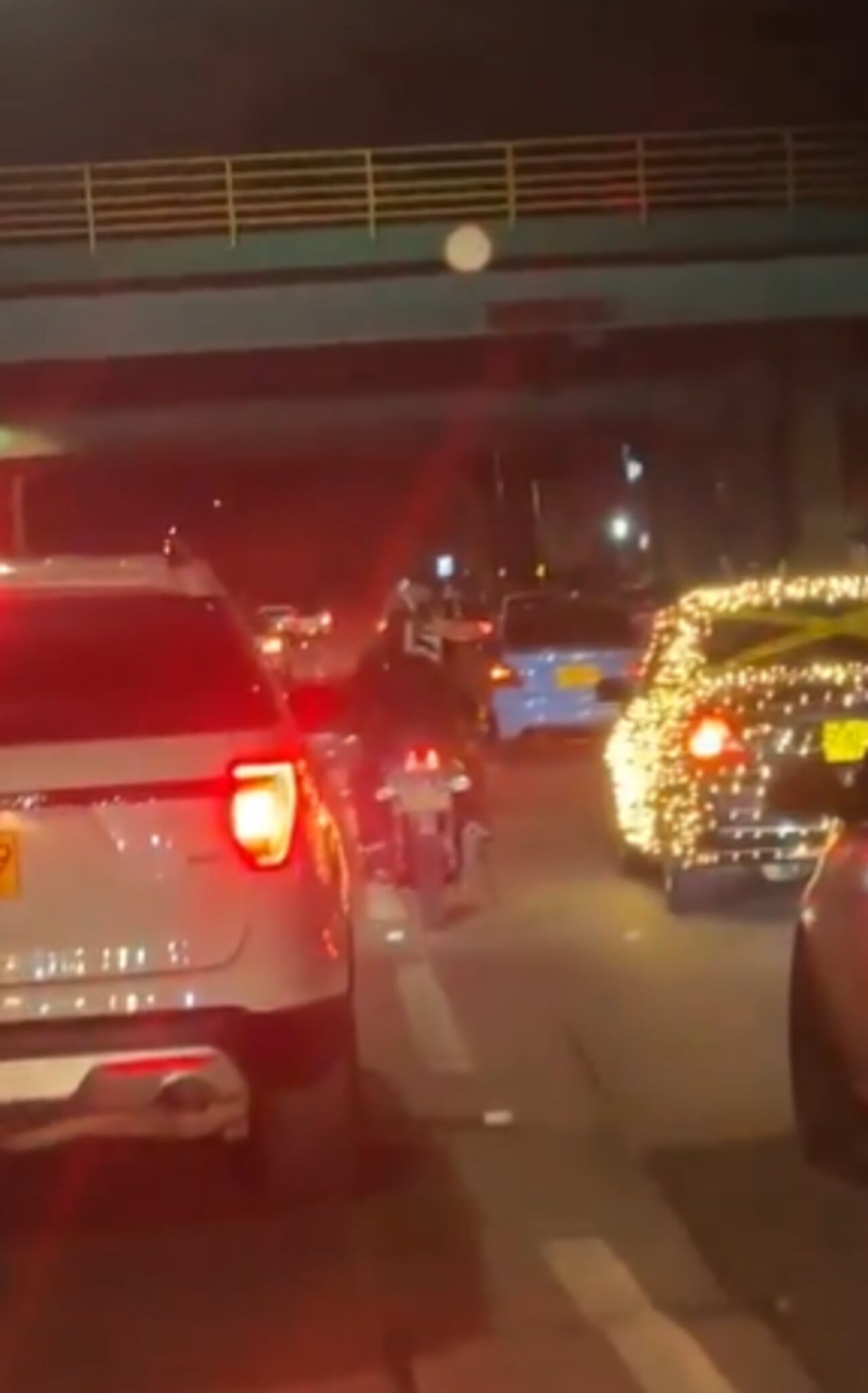 Versiones indican que el automóvil habría participado en una caravana de Halloween horas antes.