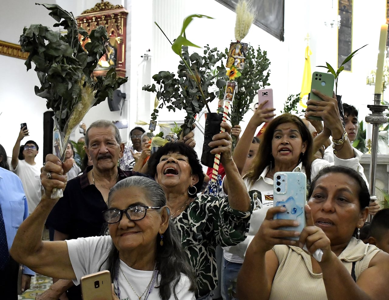 Domingo de Ramos en Cali: así se vivió la tradicional procesión en la ciudad; conmovedora bendición del arzobispo
Con la procesión tradicional del Domingo de Ramos comienza la Semana Santa. Bendición de ramos con las palabras del arzobispo de Cali, Mons. Luis Fernando Rodríguez. Fotos Raúl Palacios / El Pais.