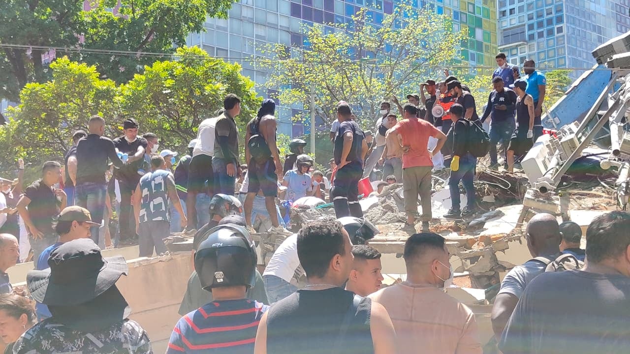 Escombros y daños estructurales quedaron en diferentes sectores de Cali luego del sismo de magnitud 7,4 registrado en la mañana de este lunes.