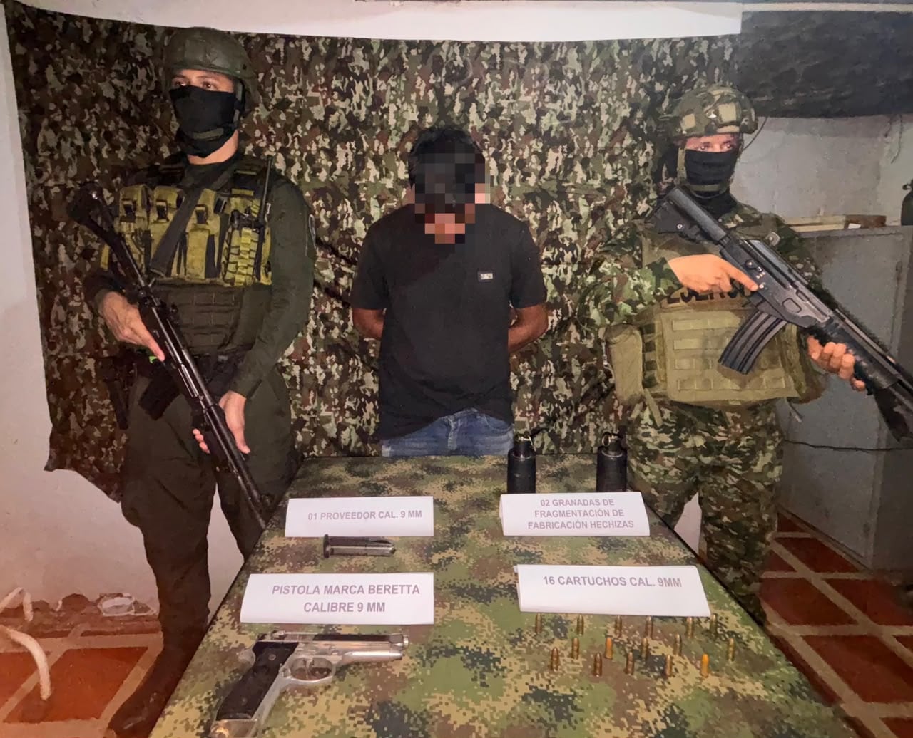 El capturado fue sorprendido portando un arma de fuego automática y explosivos, indicaron las autoridades.