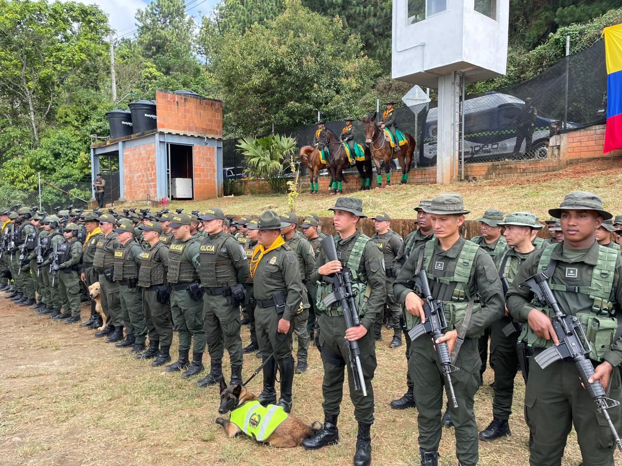 Estos 100 policías, muchos de los Carabineros, reforzarán las medidas contra los delitos en Cali, que han venido en descenso en este año, en especial, los homicidios y los hurtos. Las primeras acciones de los 100 policías fue justamente hacer operativos en los Farallones de Cali, reserva natural que es promovida para la COP16, debido a que grupos armados ilegales están dedicados a la explotación de oro de forma irregular, afectando cuencas con fauna y flora. Fotos Raúl Palacios / El Pais.