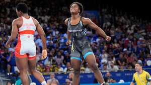 Imagen de la pelea entre Tatiana Rentería y Genesis Rosangela este domingo 11 de agosto.