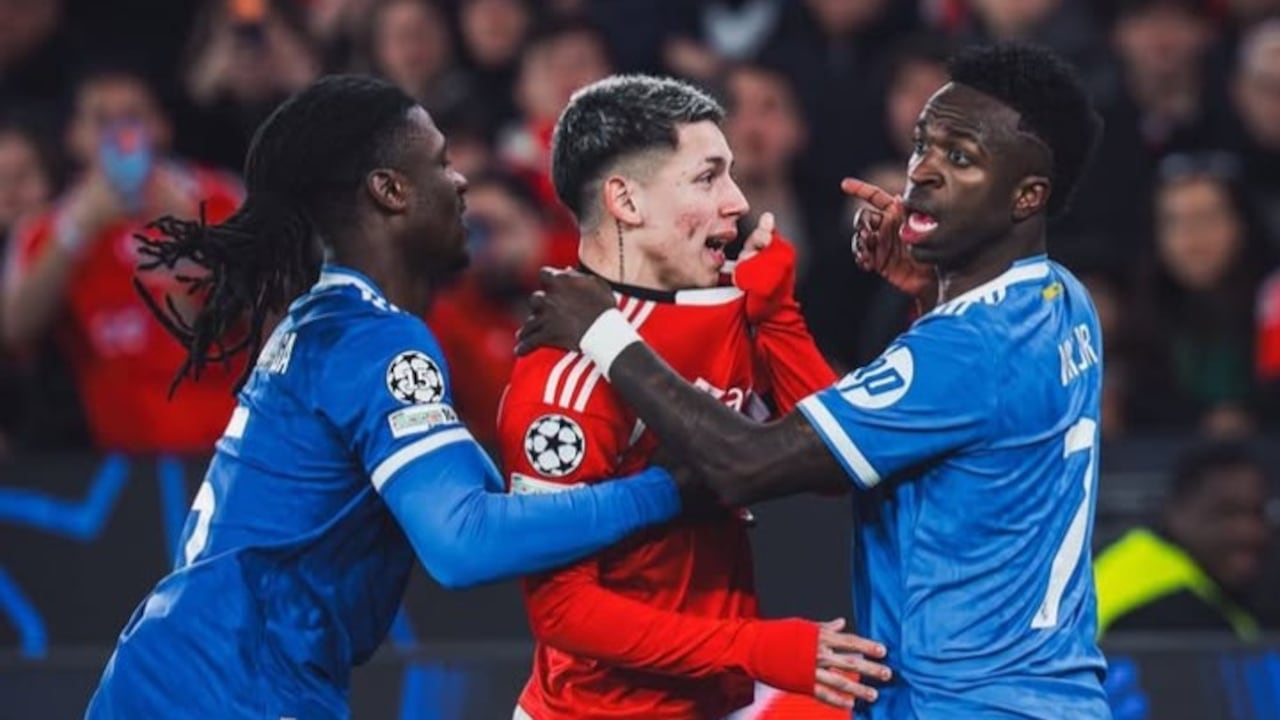 Gianluca Prestianni (centro) del Benfica discute con Vinícius Júnior (der.) del Real Madrid.