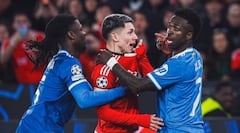 Gianluca Prestianni (centro) del Benfica discute con Vinícius Júnior (der.) del Real Madrid.