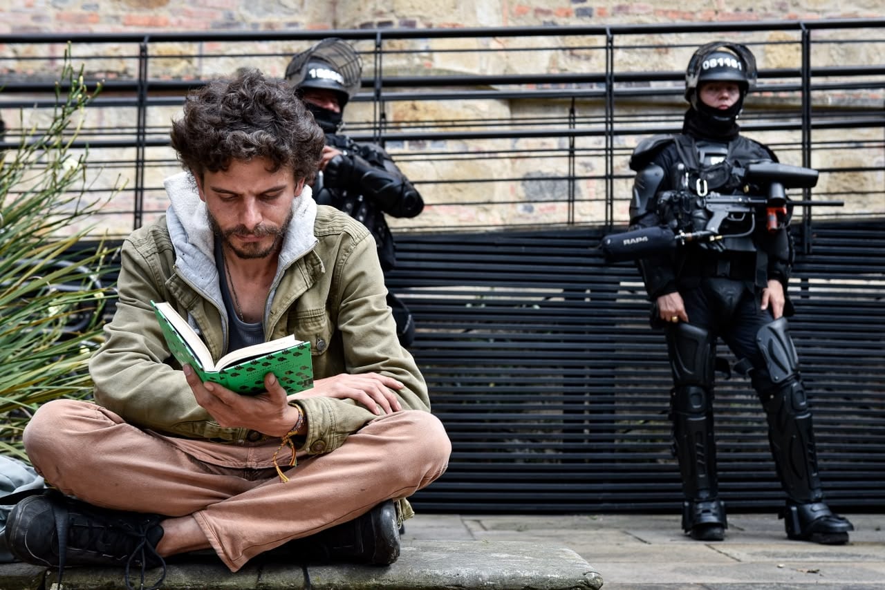 Estudiantes y docentes de las universidades Nacional y de los Andes realizaron una clase abierta frente al Museo Nacional para reflexionar sobre el retiro de varias obras.
