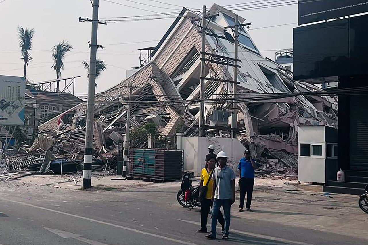 Un edificio colapsado en Mandalay, tras el terremoto ocurrido en Myanmar, Birmania.