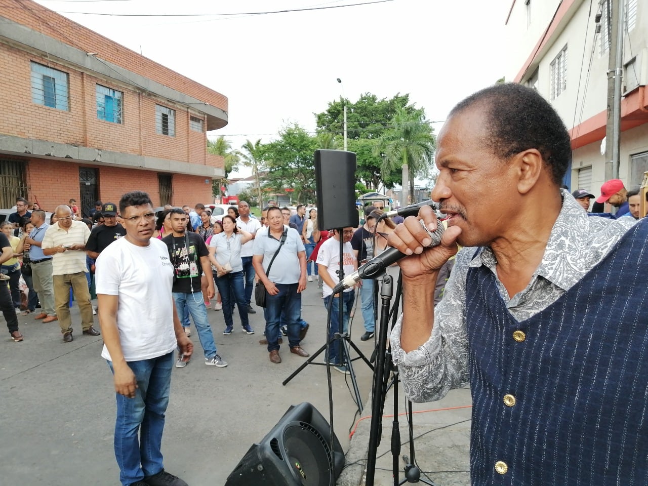 n sectores populares, la salsa en vivo rompe el silencio y crea comunidad.
