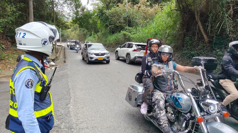 Las autoridades vigilan la entrada de vehículos a la ciudad de Cali.