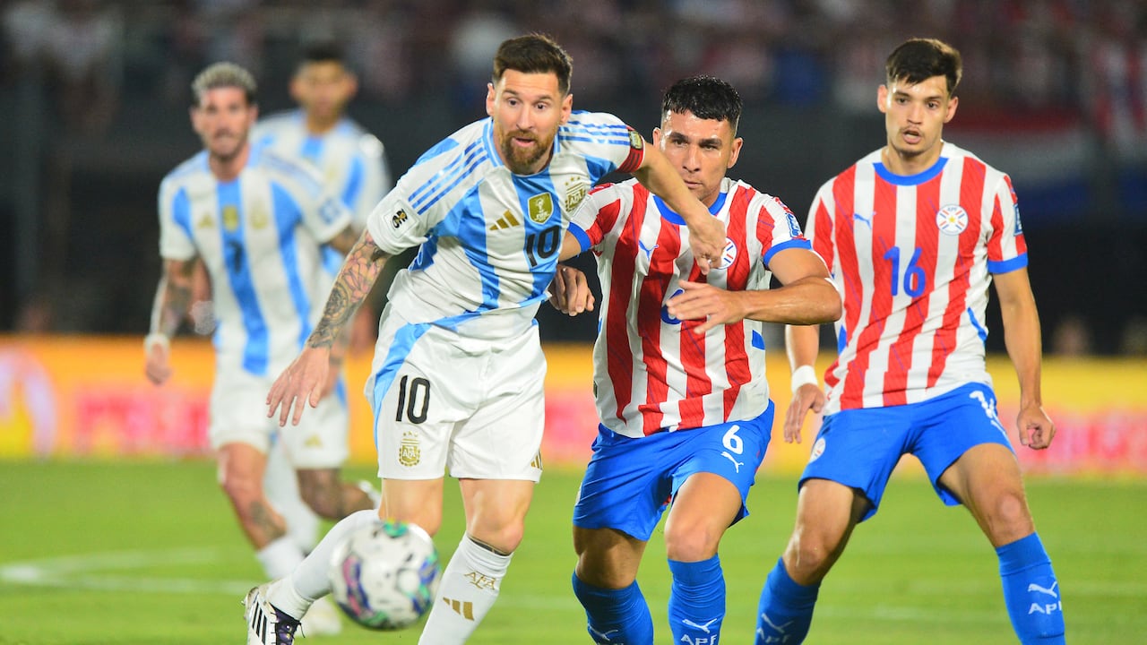 Argentina's forward #10 Lionel Messi (L) protests from the ground during the 2026 FIFA World Cup South American qualifiers football match between Paraguay and Argentina at the Ueno Defensores del Chaco stadium in Asuncion on November 14, 2024. (Photo by Daniel Duarte / AFP)