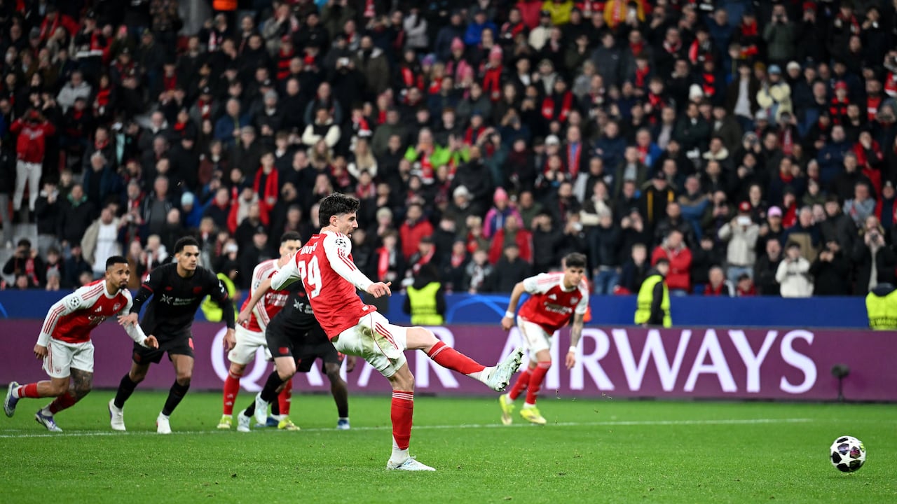 Momento en el que Arsenal marca el empate contra el Bayer Leverkusen.