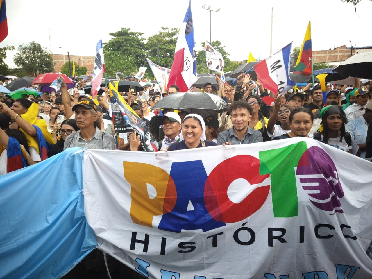 Ciudadanos esperan a Iván Cepeda en el Bulevar del Oriente de Cali este sábado 6 de junio de 2026.