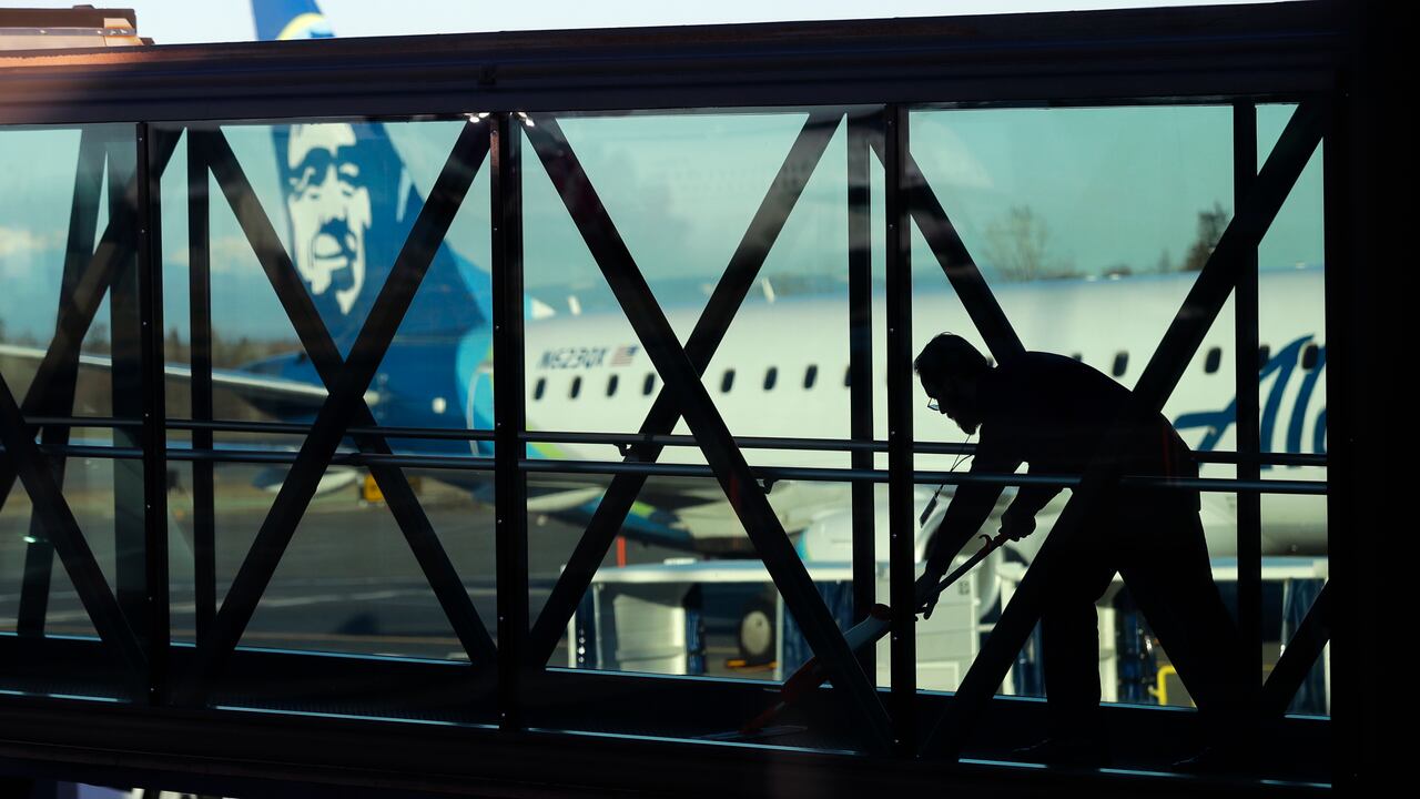 Un trabajador limpia un puente de reacción en Paine Field en Everett, Washington, antes de que los pasajeros aborden un vuelo de Alaska Airlines. (Imagen de referencia)