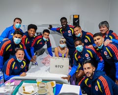 El cuerpo técnico y los jugadores de la Selección Colombia Masculina de Mayores visitaron este jueves, 28 de mayo, las instalaciones del Hospital Pediátrico HOMI. El objetivo central de la jornada fue brindar un mensaje de fuerza, cariño y esperanza a los niños y niñas que reciben tratamiento médico especializado en esta institución.