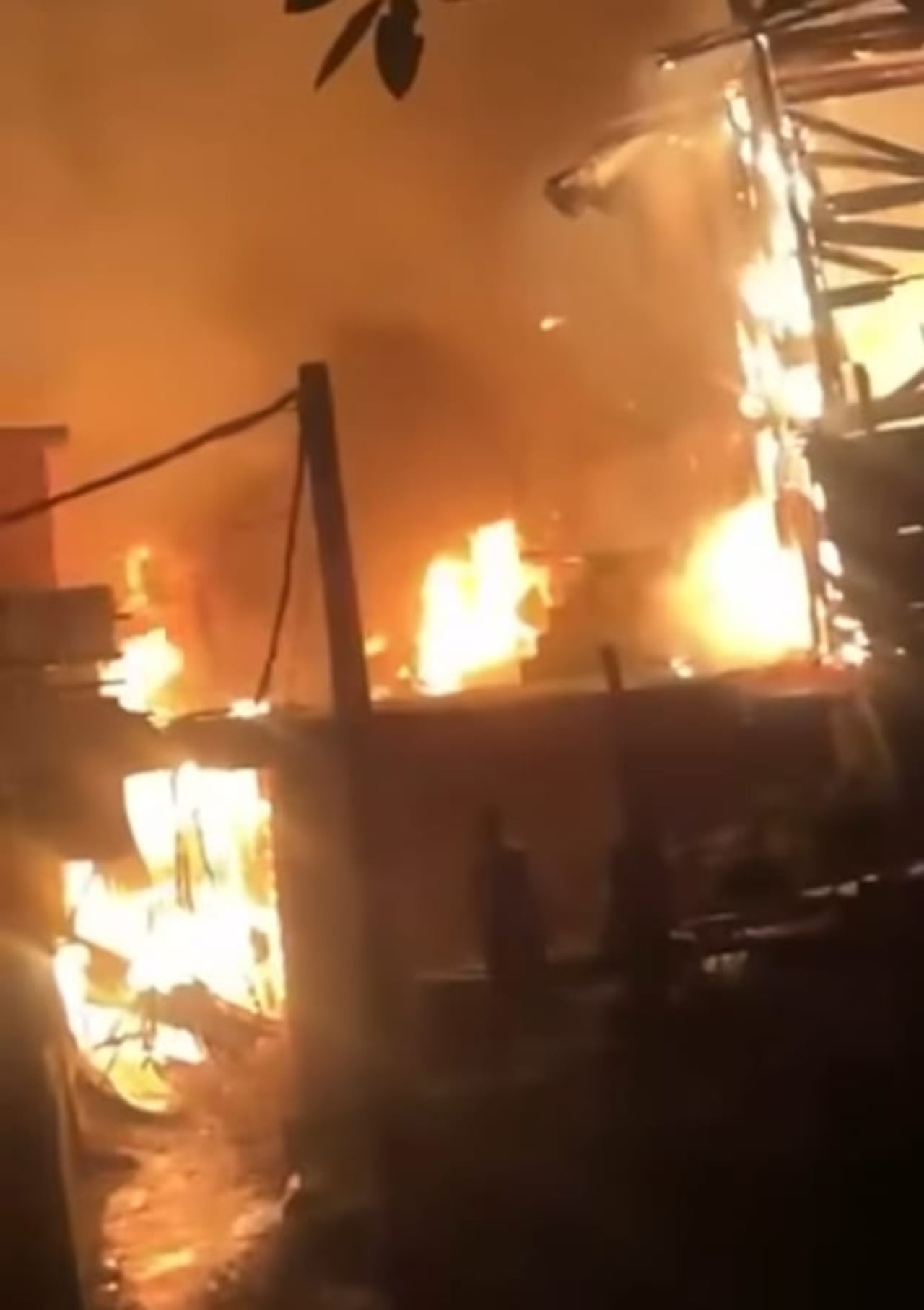 Incendio en el barrio 12 de Octubre, en el sector de las invasiones, en Bucaramanga.