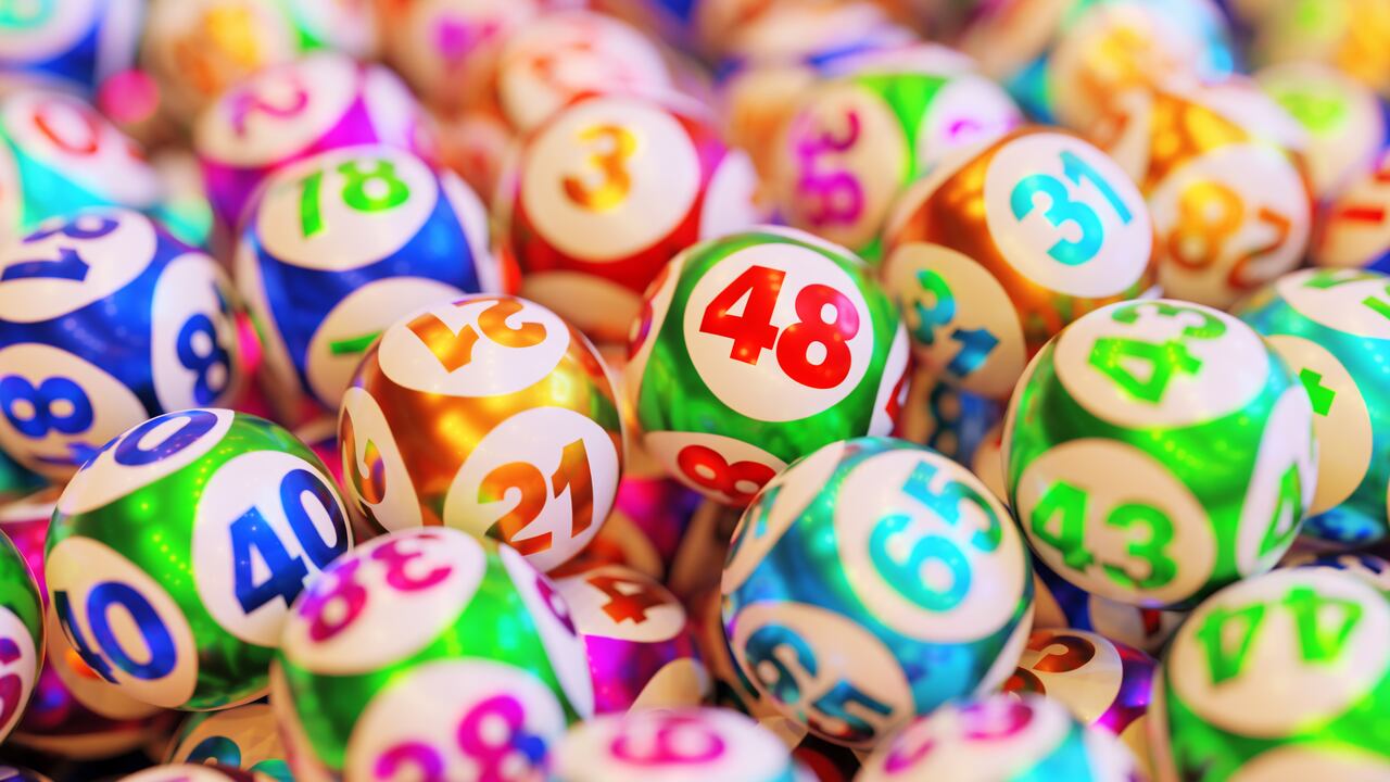 Jugar a la lotería no requiere una gran inversión ni habilidad, lo que lo hace accesible para una gran mayoría de las personas.