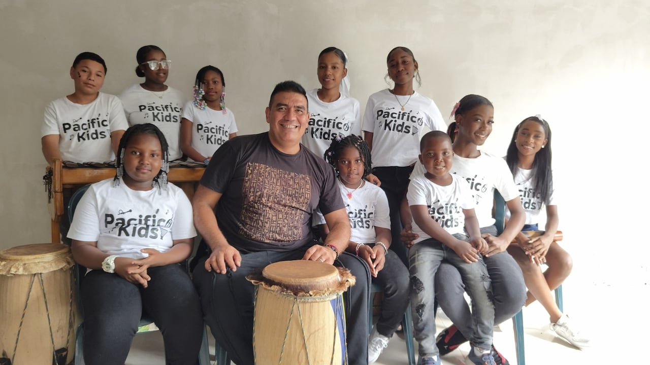 Hace seis años nació Pacífico Kids, una escuela musical que hoy reúne a niños, niñas y adolescentes de las Veredas Unidas del Palo para aprender los sonidos ancestrales del Pacífico y encontrar en la cultura una alternativa frente a la violencia.