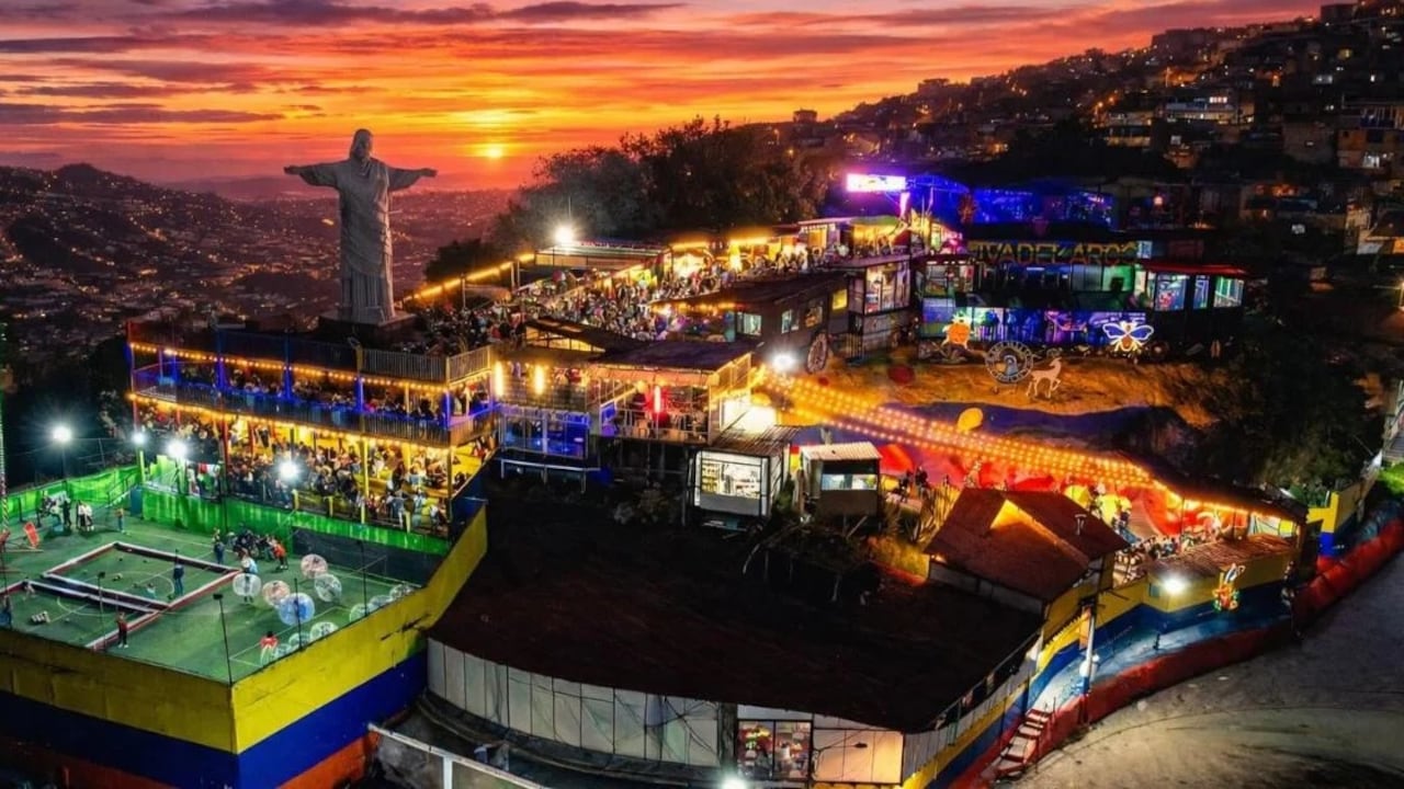 La estatua del Cristo Redentor instalada en el Mirador Cueva del Arco se convirtió en un nuevo atractivo turístico de Bogotá, al ofrecer vistas panorámicas de la ciudad desde un punto elevado del centro de la capital.