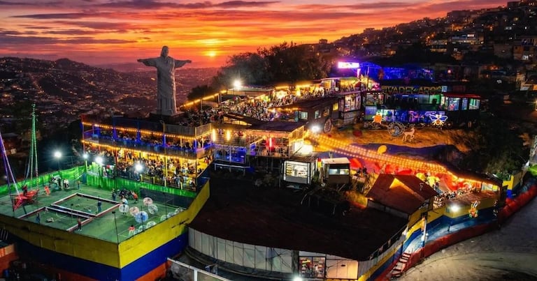 La estatua del Cristo Redentor instalada en el Mirador Cueva del Arco se convirtió en un nuevo atractivo turístico de Bogotá, al ofrecer vistas panorámicas de la ciudad desde un punto elevado del centro de la capital.