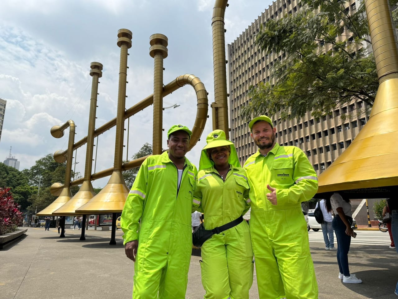 Colaboradores de Promo Cali-Valle participan en una jornada urbana que visibiliza el compromiso de la empresa con la transformación del espacio público y la gestión sostenible de residuos en Cali.