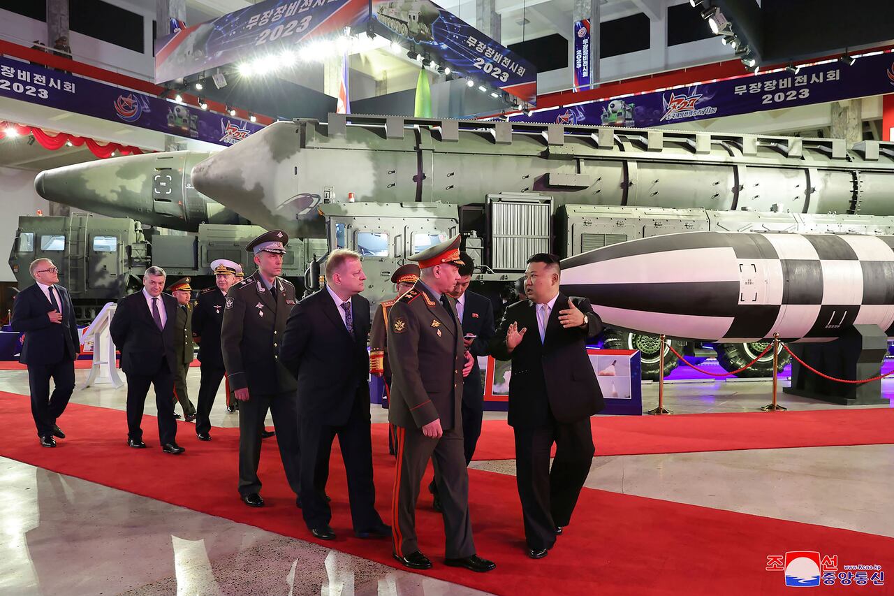 el líder norcoreano Kim Jong Un, a la derecha, con una delegación rusa encabezada por su ministro de Defensa, Sergei Shoigu, visita una exhibición de armas en Pyongyang, Corea del Norte, el miércoles 26 de julio de 2023, con motivo del 70 aniversario del armisticio que detuvo los combates en la Guerra de Corea de 1950-53.
