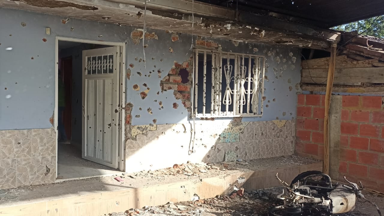 Así quedó la fachada de la vivienda afectada por la explosión y disparos de metralla en medio del enfrentamiento entre ambas estructuras. Las comunidades piden ayuda.