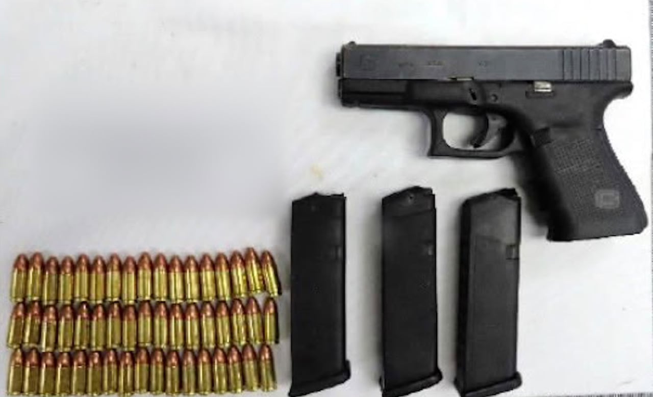 Entre el material bélico decomisado en Pance se encuentra un fusil Colt calibre 5.56 de fabricación estadounidense y dos pistolas Glock 9 milímetros.