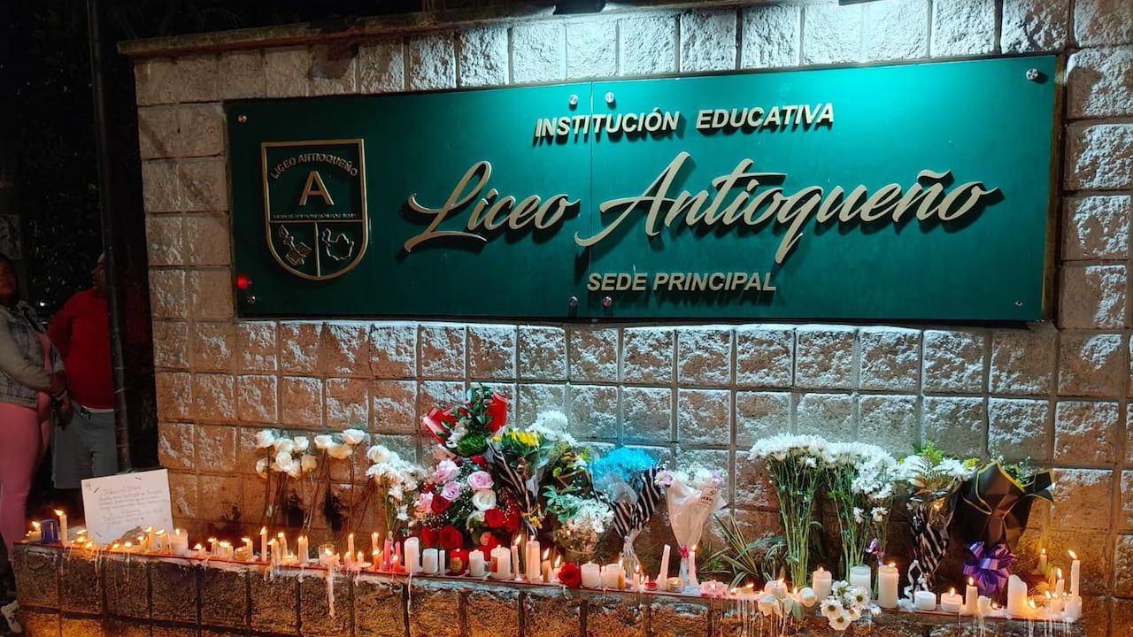 La comunidad educativa se reunieron en las instalaciones de la institución para hacer una velatón.