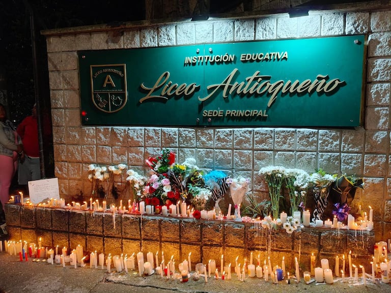 La comunidad educativa se reunieron en las instalaciones de la institución para hacer una velatón.