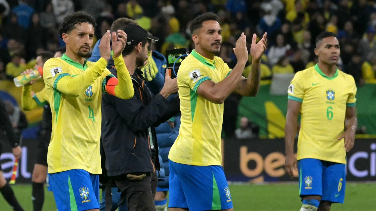 El defensa brasileño #04 Marquinhos, el defensa #02 Danilo y el defensa #06 Alex Sandro celebran después de ganar el partido de fútbol de las eliminatorias sudamericanas de la Copa Mundial de la FIFA 2026 entre Brasil y Paraguay en el Neo Química Arena en Sao Paulo, Brasil, el 10 de junio de 2025. (Foto de NELSON ALMEIDA / AFP)