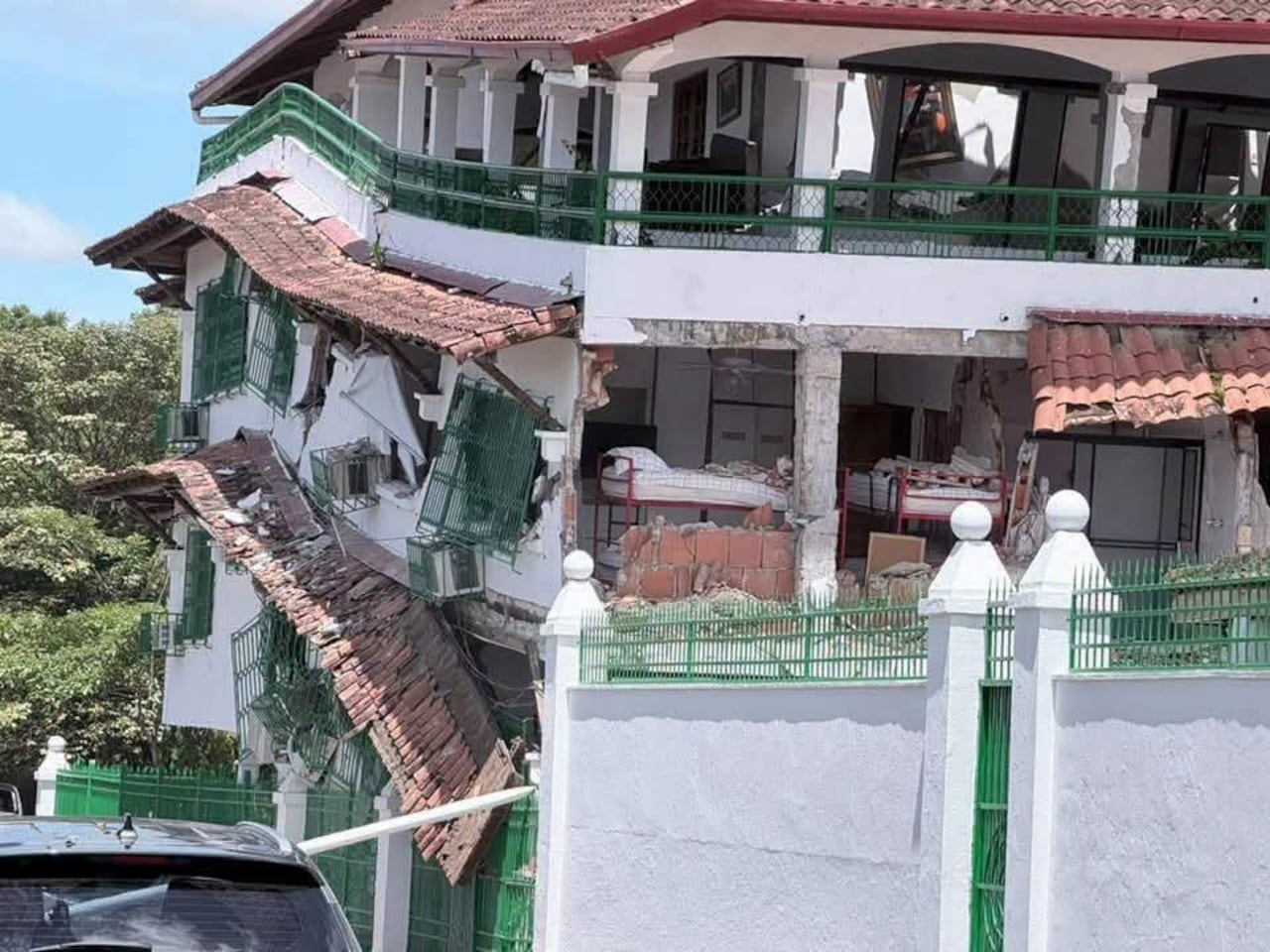 Un potente terremoto de magnitud 7,7 sacudió Panamá este viernes 9 de octubre de 2026, provocando daños en edificaciones, afectaciones en carreteras y evacuaciones en distintas zonas del país. Imágenes difundidas por medios internacionales muestran estructuras parcialmente colapsadas, daños en edificios y afectaciones en construcciones históricas, especialmente en sectores como Penonomé.