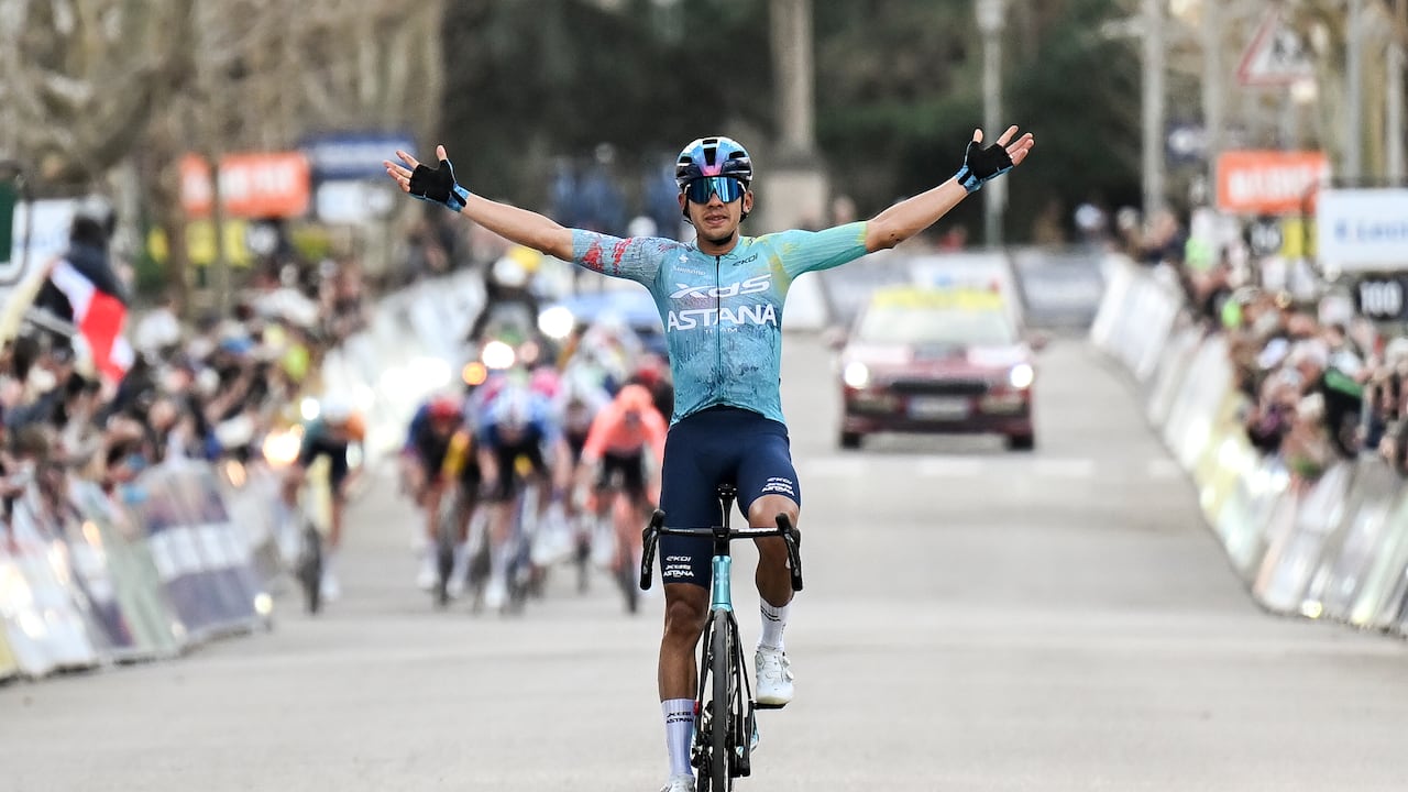 Harold Tejada celebra mientras cruza la línea de meta en la etapa 6 de la París-Niza 2026.