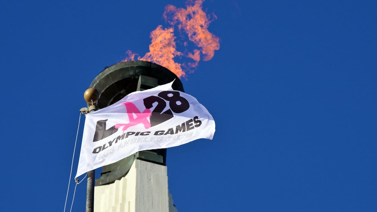 El pebetero olímpico LA28 se enciende durante una ceremonia de encendido en el Memorial Coliseum de Los Ángeles el 13 de enero de 2026, antes del inicio del registro de entradas para los Juegos Olímpicos de Verano de 2028. (Foto de Frederic J. Brown / AFP)