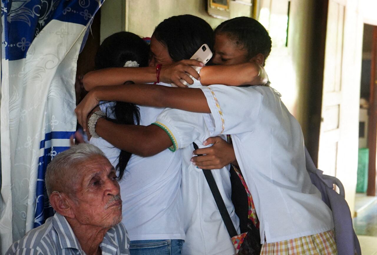 Familia del futbolista Luis Diaz celebra liberación de su padre, Luis Eduardo Diaz , en Barrancas Guajira.