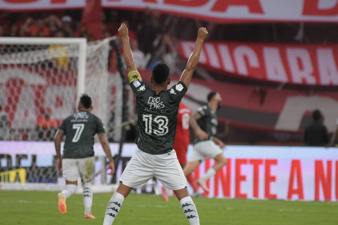 Alexander Mejía, del Deportivo Cali, celebra el gol de la victoria en el clásico contra el América de Cali.