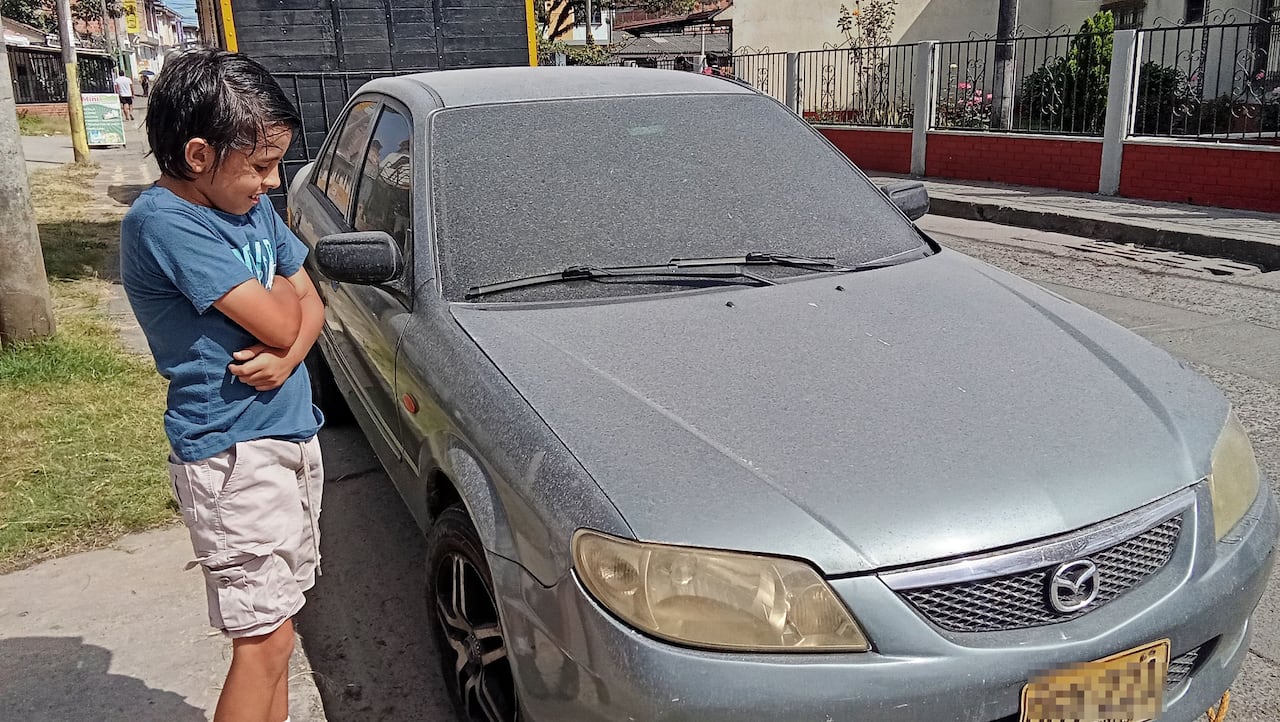 Las comunidades de la capital del Cauca reportan constantemente la caída de ceniza en amplios sectores de la ciudad, quedano los vehículos cubiertos completamente con este polvo de color gris claro.