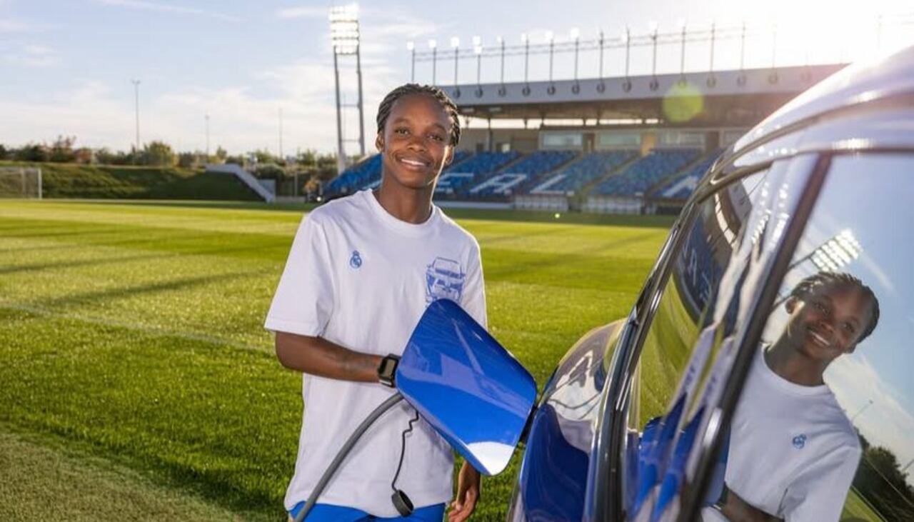 Linda Caicedo presume su nuevo BMW.