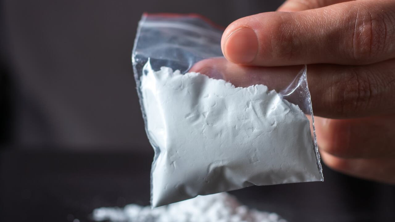 Los reportes la describen como un polvo marfil de textura arenosa (Imagen de referencia).