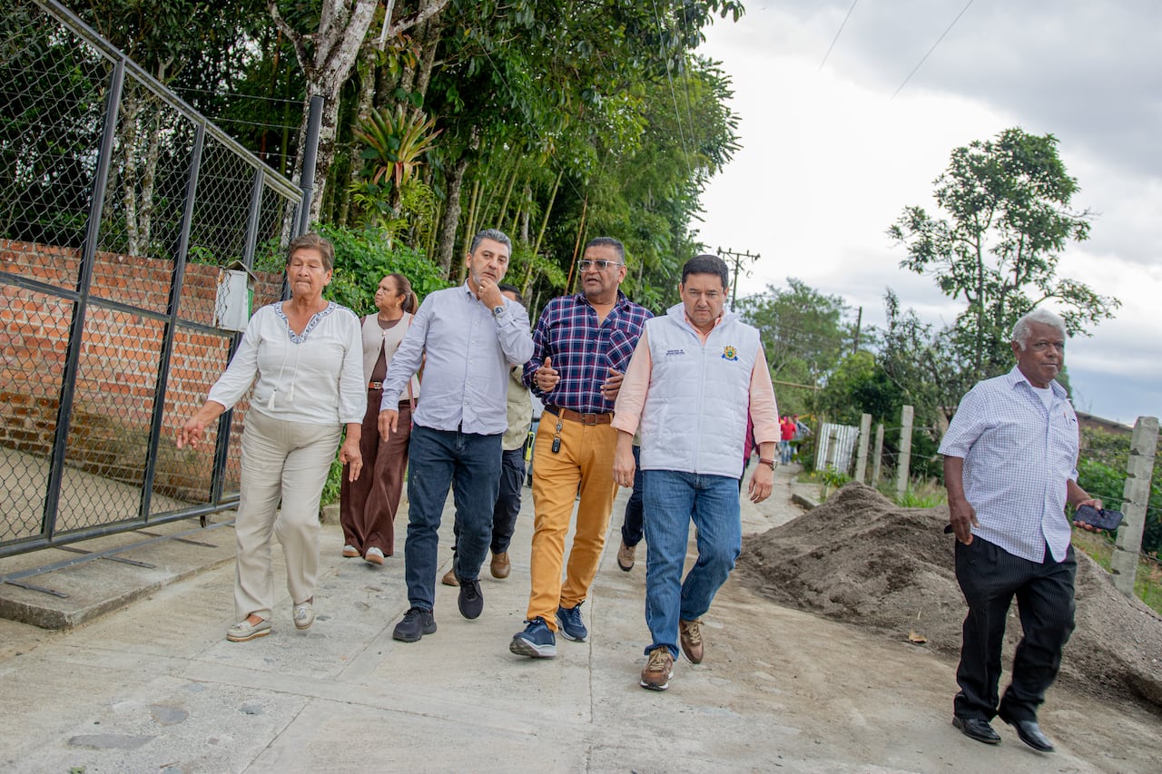 La Administración Municipal inspeccionó los avances de la placa huella que se construye en la vereda Santana, zona rural de Popayán.