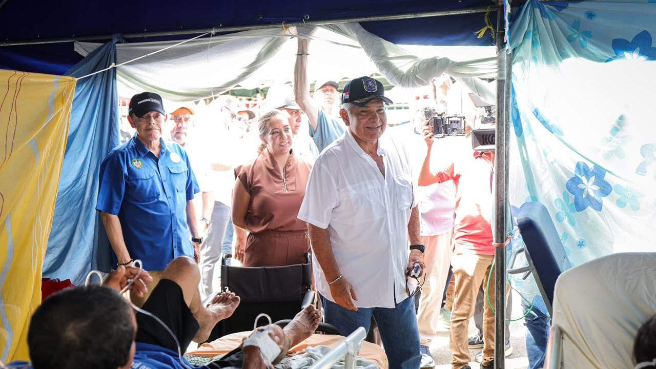 El presidente de Panamá, José Raúl Mulino, visitó a pacientes en hospitales tras el terremoto.