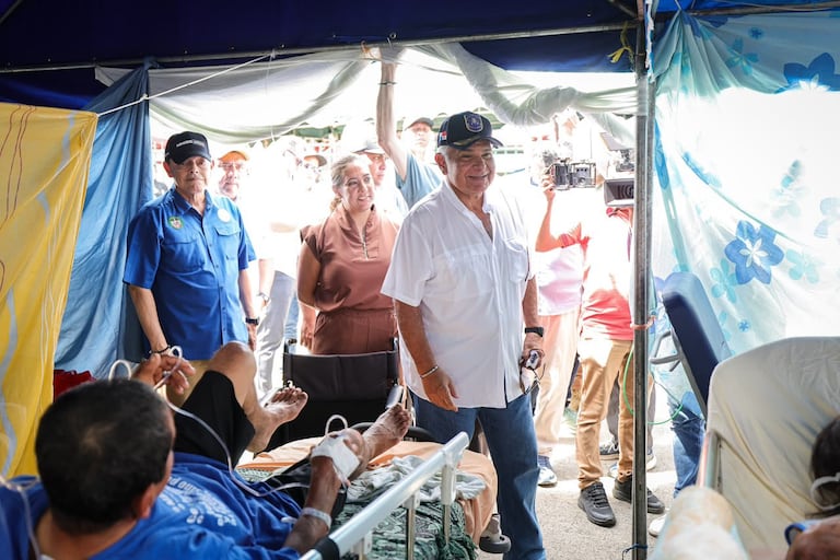 El presidente de Panamá, José Raúl Mulino, visitó a pacientes en hospitales tras el terremoto.