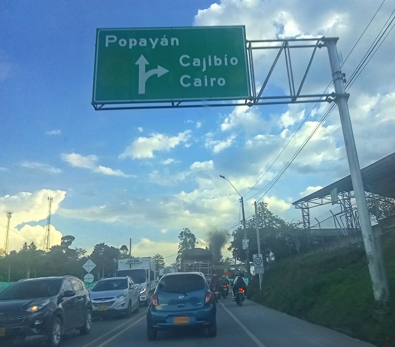 La vía Panamericana que conecta Cali con Popayán es uno de los corredores más importantes del suroccidente del país, clave para la movilidad de pasajeros y el transporte de mercancías. Sin embargo, en los últimos días ha sido escenario de hechos de inseguridad, como la instalación de retenes ilegales por parte de grupos armados, que han generado temor entre los viajeros y afectaciones en el tránsito. Las autoridades mantienen operativos en la zona para garantizar la seguridad y restablecer la normalidad en este importante eje vial.