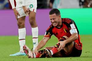 El delantero belga #10, Eden Hazard, reacciona mientras yace en el campo durante el partido del Grupo F de la Copa Mundial Qatar 2022 entre Bélgica y Marruecos en el estadio Al-Thumama de Doha (Foto de JACK GUEZ / AFP)