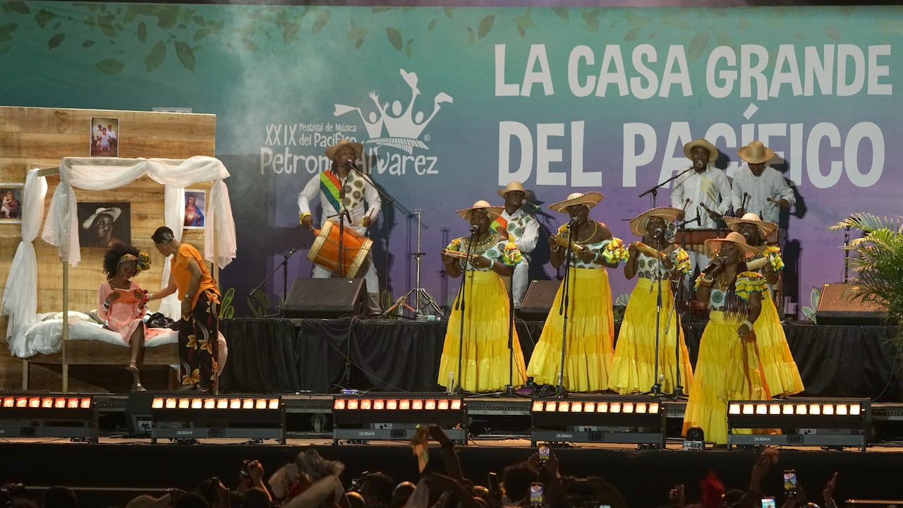 La reconocida artista del Pacífico colombiano, Nidia Góngora, recibió un homenaje especial en el Petronio Álvarez 2025 por su trayectoria y aporte a la música tradicional del Pacífico. Foto Jorge Orozco / El País.